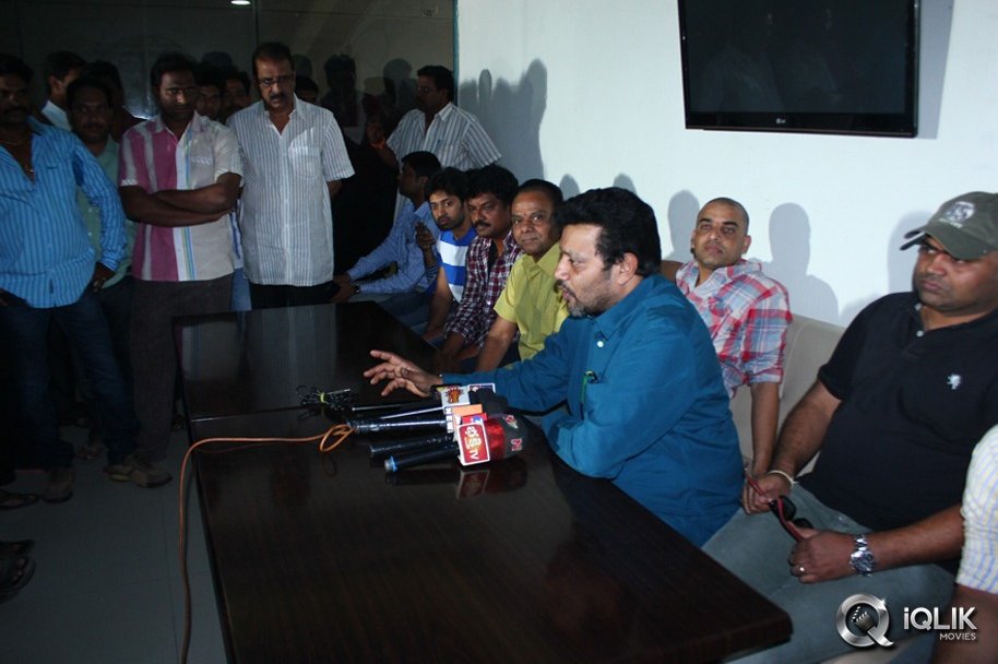 Yevadu-Movie-Success-Tour